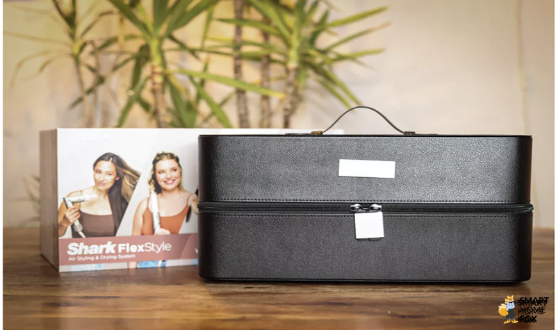 Aufbewahrungsbox des Shark FlexStyle steht auf dem Tisch